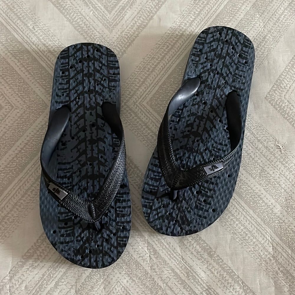 Showaflops Boys Black & Grey Tire Tracks Flip Flops - Size 2